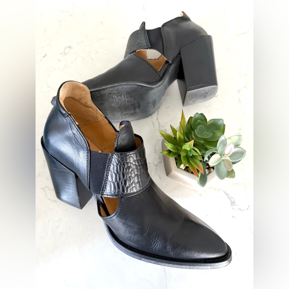 John Fluevog Entrance Room 502 Open Sided Bumped Toe Heel Size 7.5 EUC